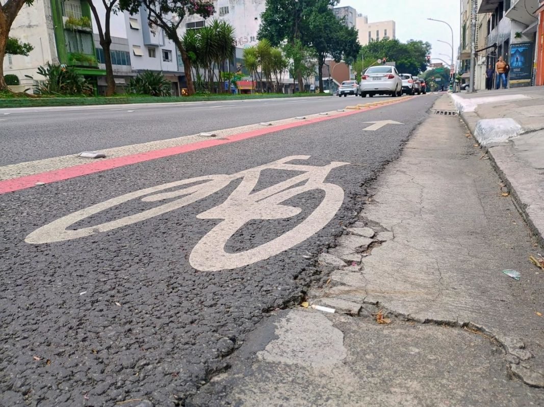 Imagem mostra concreto rachado em sarjeta - Metrópoles