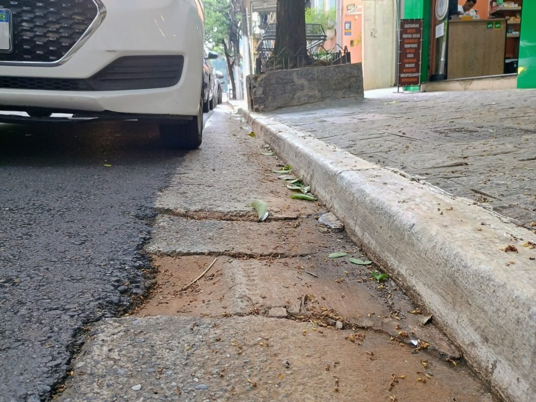 Imagem mostra concreto rachado em sarjeta - Metrópoles