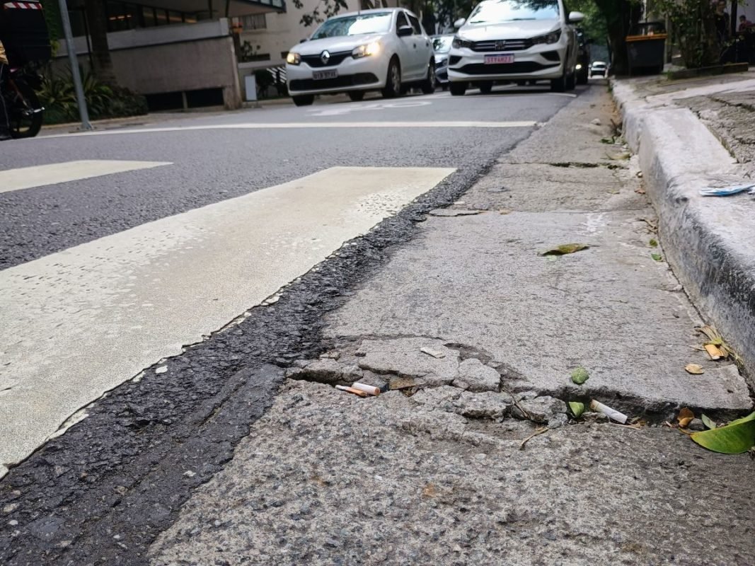 Imagem mostra concreto rachado em sarjeta - Metrópoles