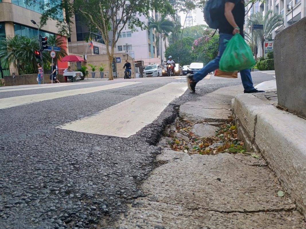 Imagem mostra concreto rachado em sarjeta - Metrópoles