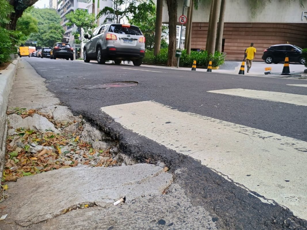 Imagem mostra concreto rachado em sarjeta - Metrópoles