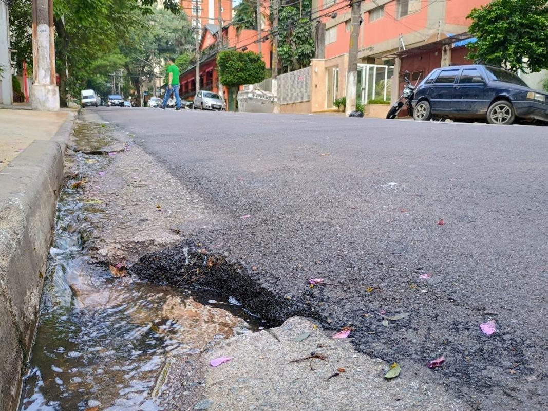 Imagem mostra concreto rachado em sarjeta - Metrópoles