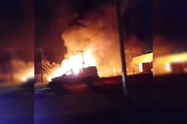 Caminhão com combustível tomba e pega fogo em Belo Horizonte