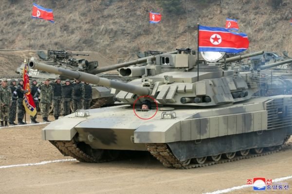 Kim Jong-un dirige tanque e comanda exercícios militares na Coreia do Norte