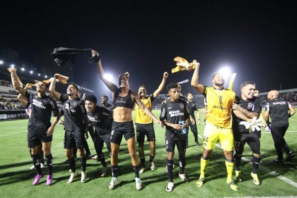Imagem colorida dos jogadores do Botafogo comemorando em campo