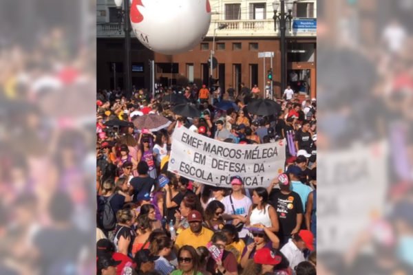 foto colorida de manifestação de funcionários públicos municipais em frente à Prefeitura de SP em protesto contra reajuste de 2,16% - Metrópoles