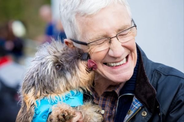 Apresentador britânico, Paul O'Grady posa com um cachorrinho - Metrópoles