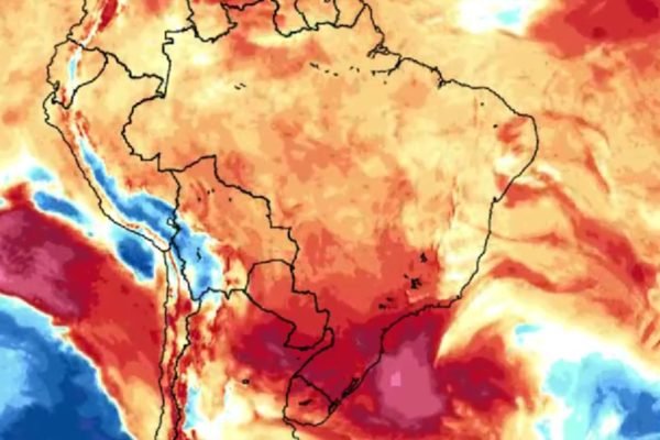 Imagem colorida de satélite que mostra onda de calor sobre continente brasileiro bolha de calor - Metrópoles