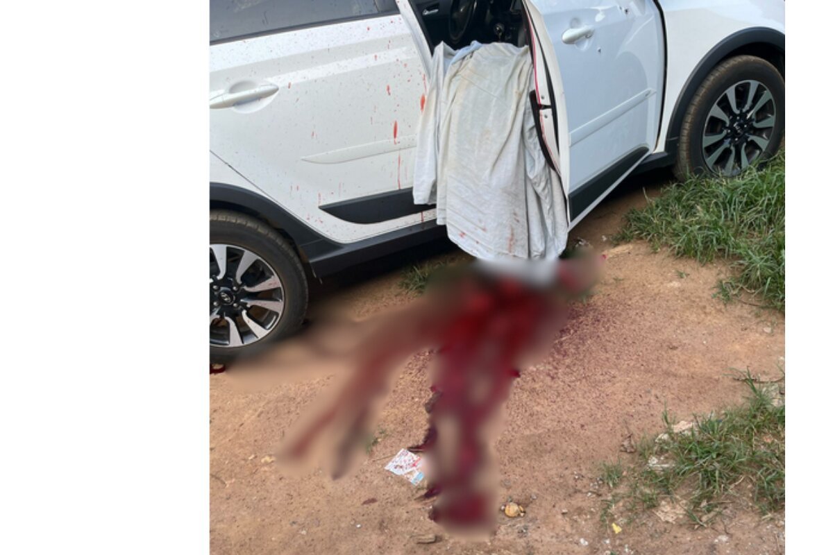 Imagem colorida, na qual poça de sangue, com efeito de embaçamento, sai de dentro de carro com vítima fuzilada - Metrópoles