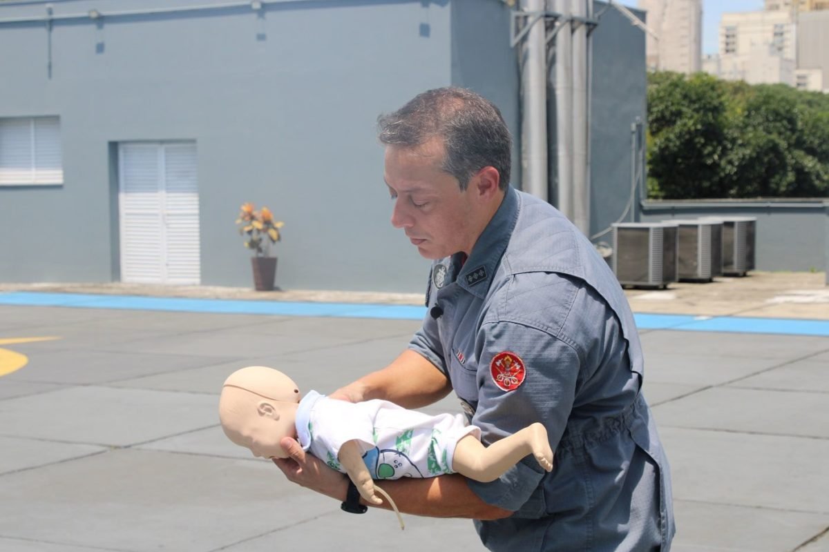 Bombeiro segura boneco de bebê - Metrópoles