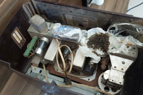 Imagem colorida mostra rádio antigo usado por homem preso por tráfico de drogas em Piracicaba para armazenar entorpecentes - Metrópoles