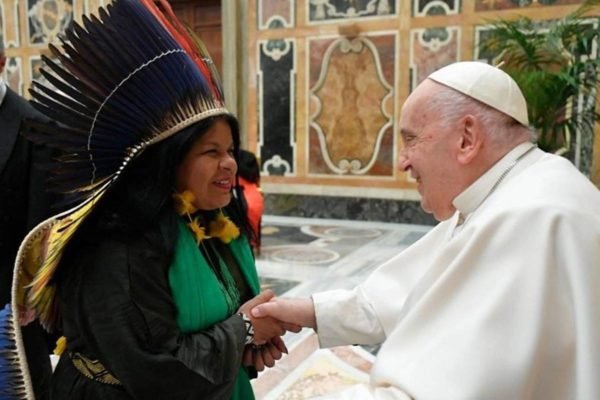 Foto colorida de Ministra Sonia Guajajara se encontra com o Papa Francisco no Vaticano - Metrópoles