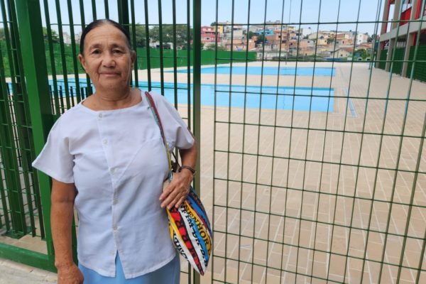 imagem colorida mostra mulher com 74 anos em frente a piscinas fechadas - metropoles