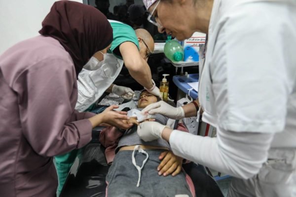 Foto colorida de criança ferida em ataque na Faixa de Gaza - Metrópoles