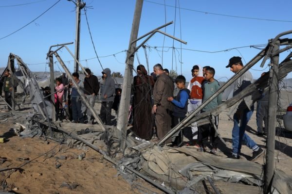 Palestinos fogem da guerra entre Israel e Hamas em Rafah