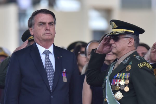 O presidente Jair Bolsonaro ao lado de Freire Gomes, participam da solenidade em homenagem ao dia do Soldado no QG do Exército -- Metrópoles