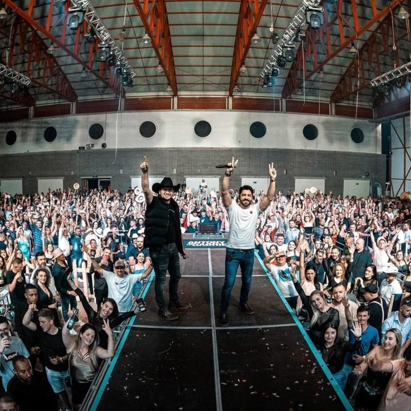 Foto colorida da dupla Antony & Gabriel - Metrópoles