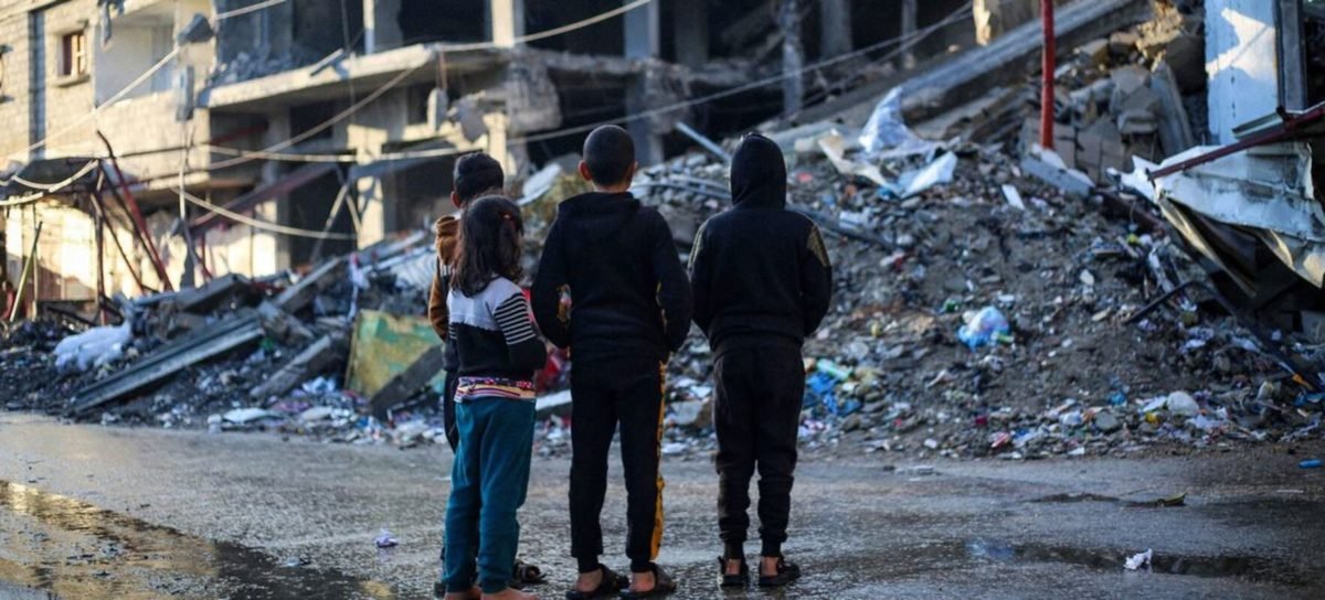 Crianças diante de uma casa demolida por um bombardeio na cidade de Rafah, ao sul da Faixa de Gaza - Metrópoles