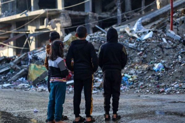 Crianças diante de uma casa demolida por um bombardeio na cidade de Rafah, ao sul da Faixa de Gaza - Metrópoles
