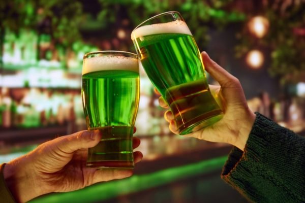 Foto colorida de dois chopes verdes - Metrópoles