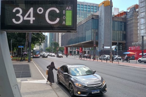 Termômetro de rua marca 34°C - Metrópoles