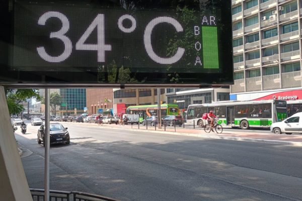Termômetro de rua marca 34°C - Metrópoles