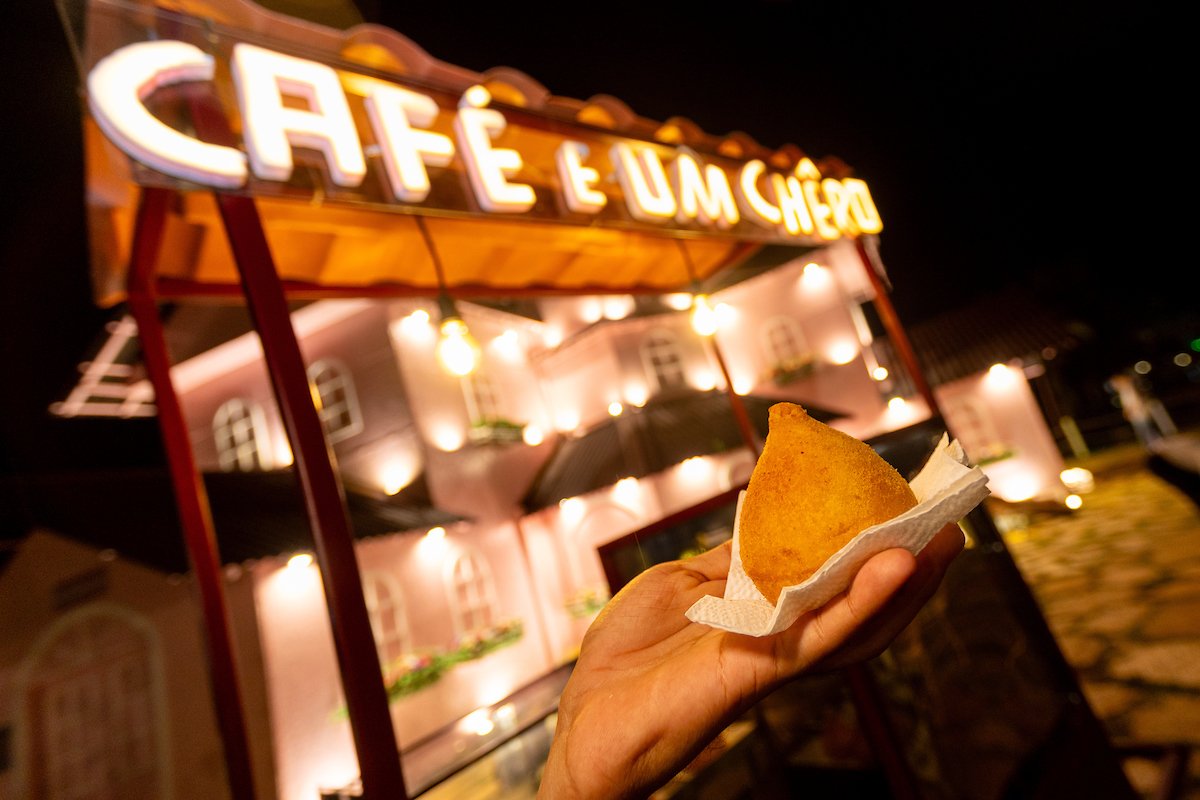 Coxinha de frango com catupiry do Café e um Chêro