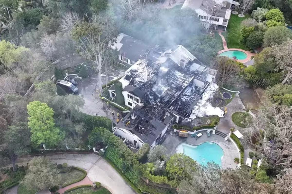 Mansão de Cara Delevingne após incêndio - Metrópoles