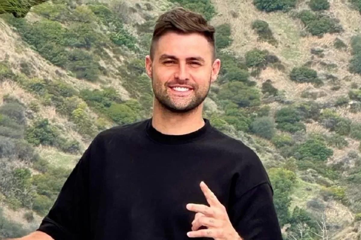 O youtuber Rezende em foto colorida. Ele é branco, está de camisa preta - Metrópoles