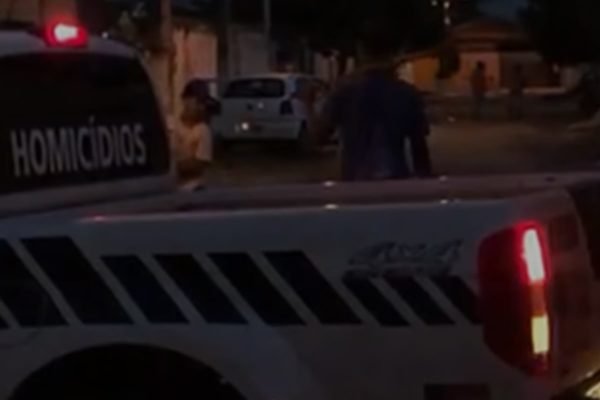 Imagem de viatura da Polícia Militar da Paraíba durante ocorrência de homicídio em João Pessoa - Metrópoles