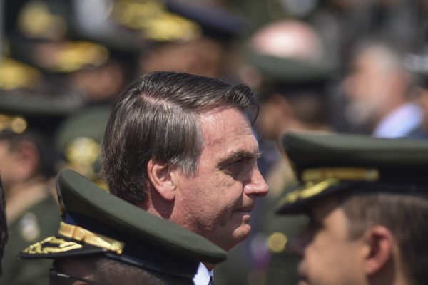 Ex-presidente jair Bolsonaro ao lado de autoridades do governo e forças armadas pf - metrópoles