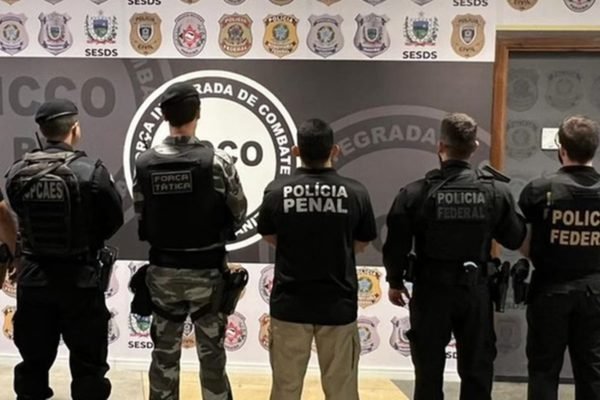Imagem colorida de integrantes de força tarefa contra crime organizado na Paraíba , que interromperam uma sessão de tortura - Metrópoles