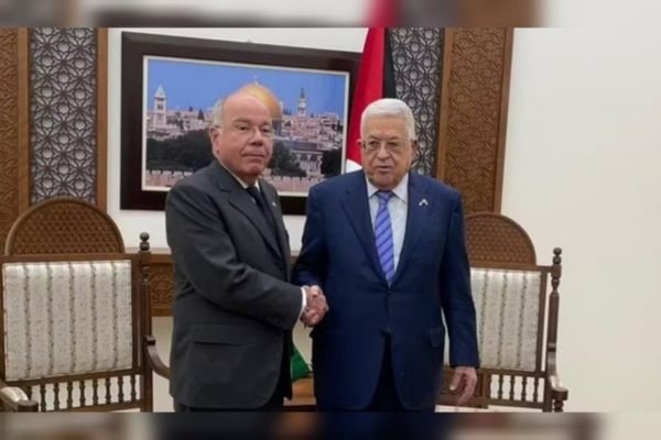 Mauro Vieira e o presidente da Palestina, Mahmoud Abbas apertando as mãos