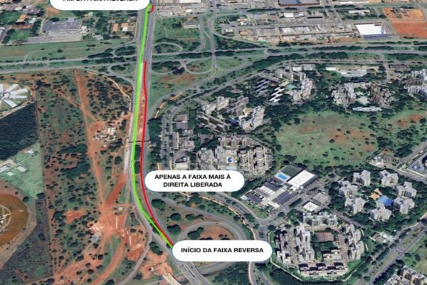 Foto de satélite de via com sinalizações em verde e vermelho