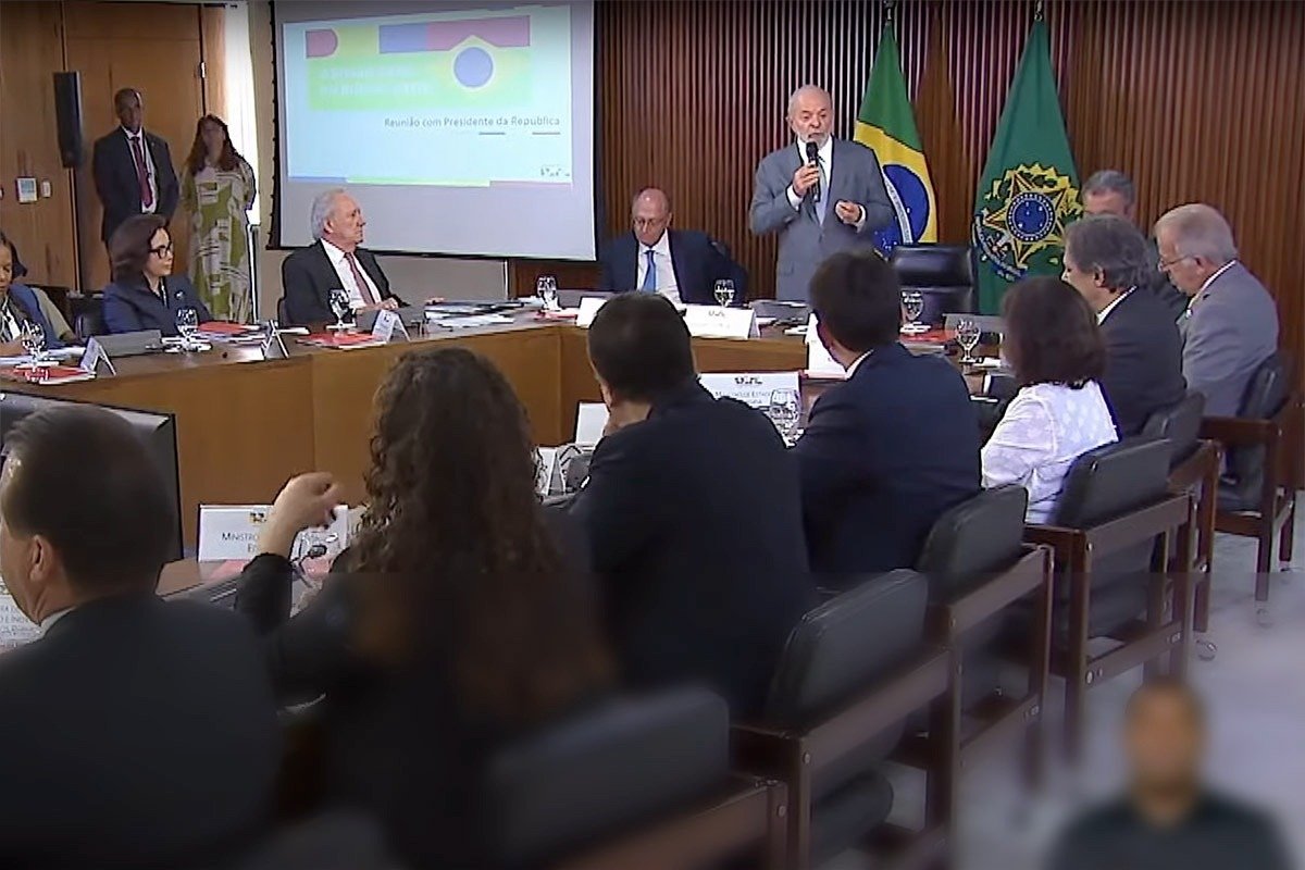Lula faz primeira reunião ministerial do ano