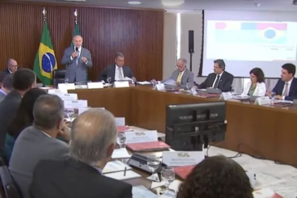 Imagem colorida de presidente Luiz Inácio Lula da Silva durante reunião ministerial - Metrópoles