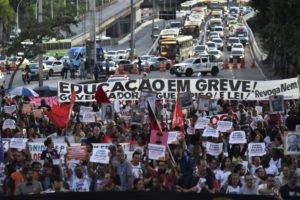 Imagem colorida de protesto feito por professores em greve por exigir regulamentação do nível de remuneração do ensino nacional para todos os níveis, no Rio de Janeiro, Brasil, em 21 de junho de 2023 - Metrópoles