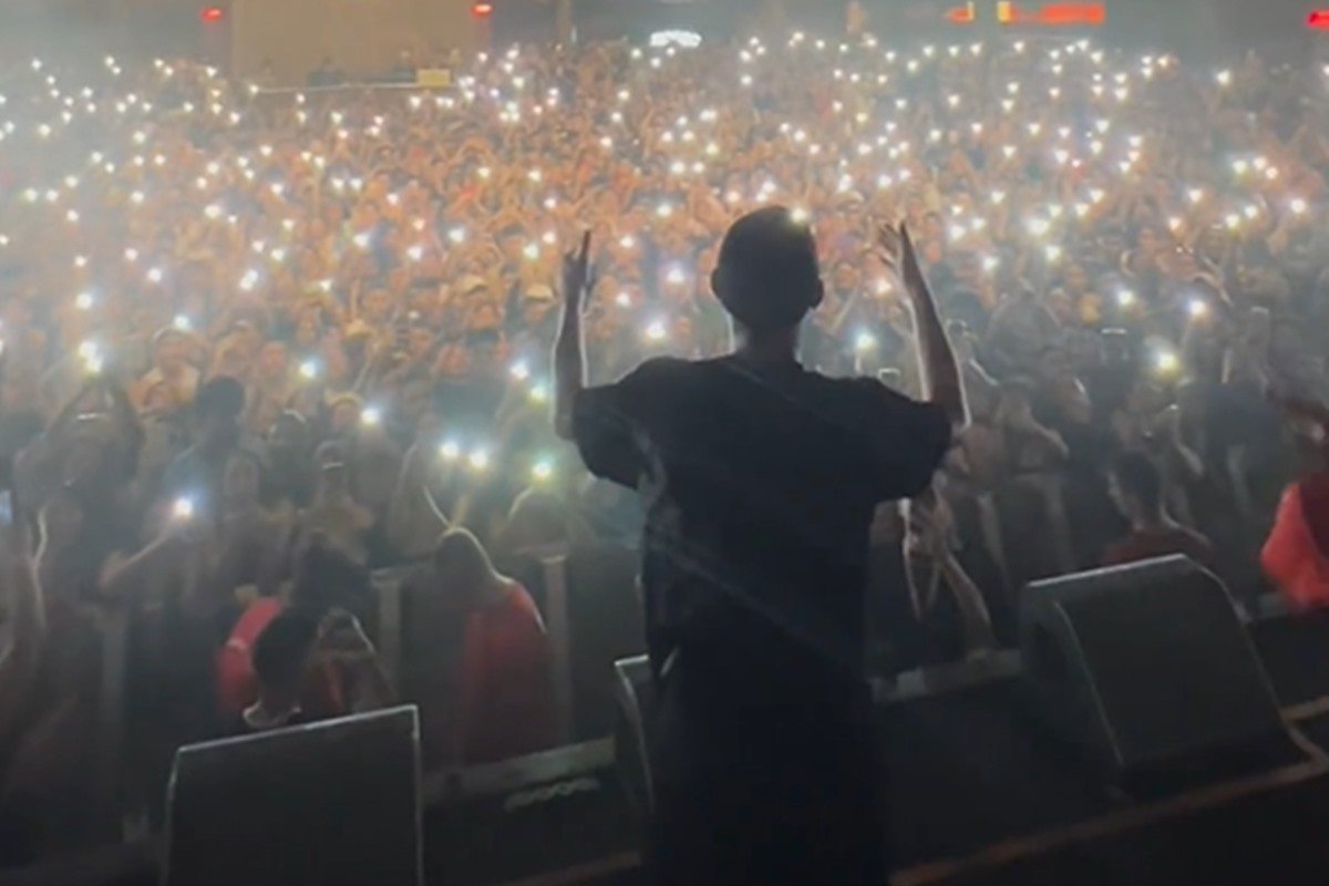 Foto do DJ Arana em um show lotado - Metrópoles