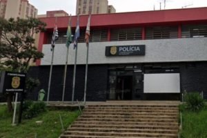 Imagem colorida de fechada do primeiro distrito policial em Guarulhos. Metrópoles