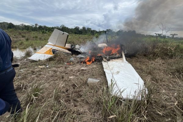 Foto colorida de acidente de avião no Acre - Metrópoles