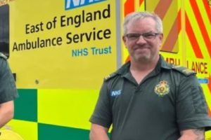 Foto mostra dois paramédicos parados diante de uma ambulância na Inglaterra - Metrópoles