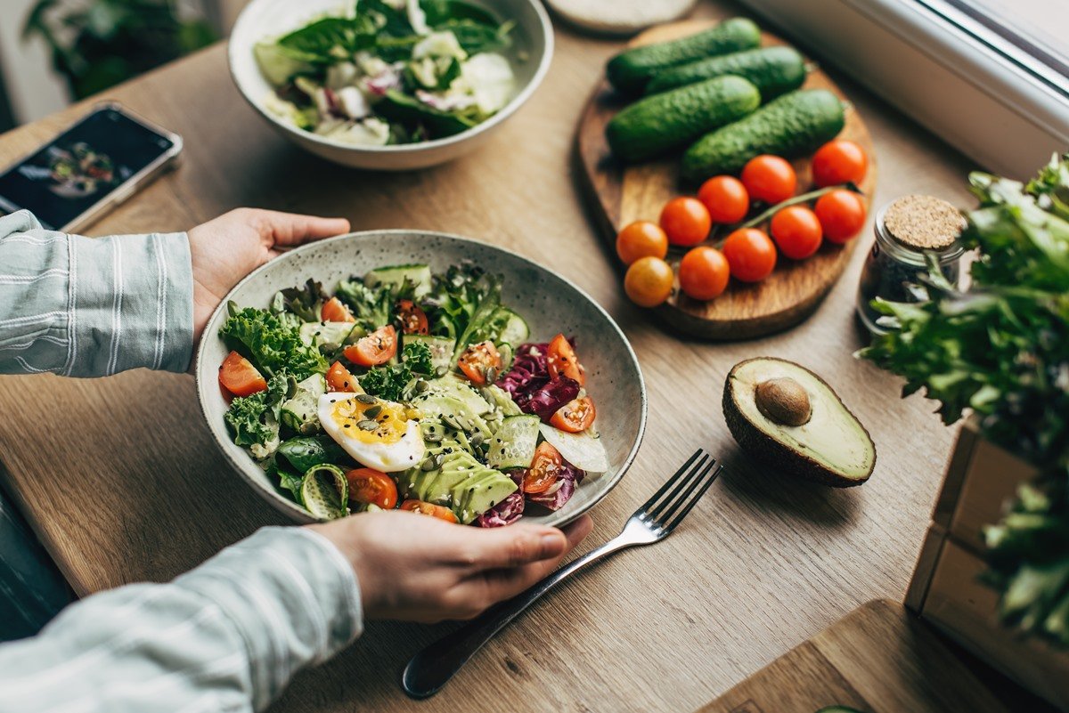 Prato repleto de alimentos saudáveis 