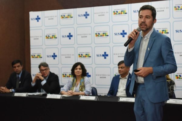 Foto colorida de Alexandre Telles do cargo de diretor do Departamento de Gestão Hospitalar do Ministério da Saúde - Metrópoles