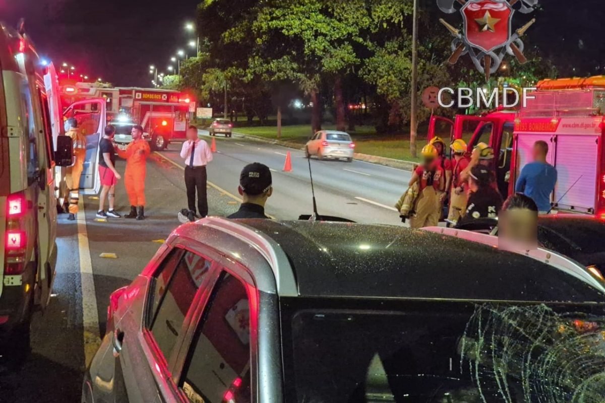 Carro com para-brisa trincado no Eixão