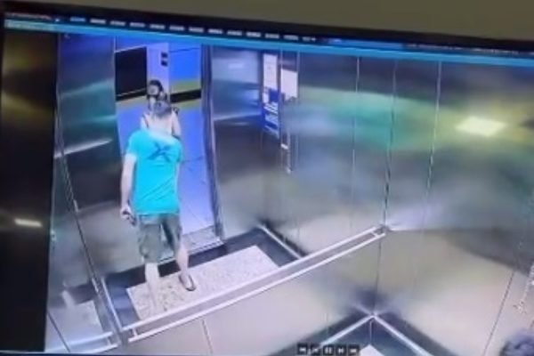 Vídeo: flagrado assediando nutricionista em elevador, homem apertou nádegas da vítima e foi demitido