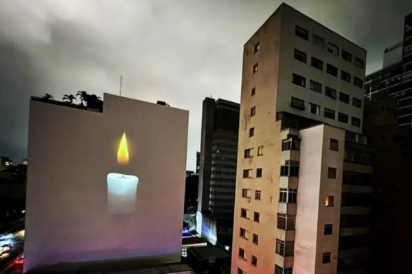 Imagem de vela projetada em prédio do centro de São Paulo
