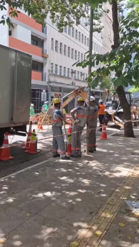 foto colorida de trabalhadores da Enel na Rua General Jardim, na Vila Buarque, durante apagão no centro - Metrópoles