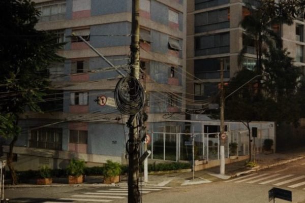 Imagem colorida mostra rua sem luz na Vila Buarque, no centro de São Paulo - Metrópoles