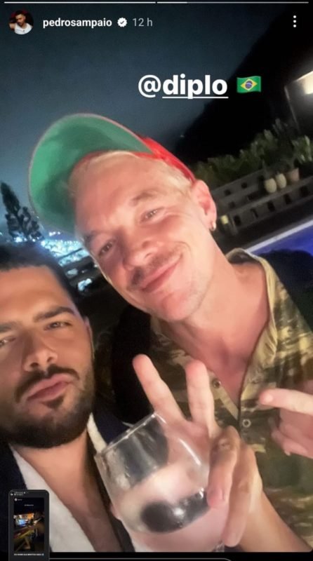 Pedro Sampaio posa ao lado de DJ Diplo - Metrópoles