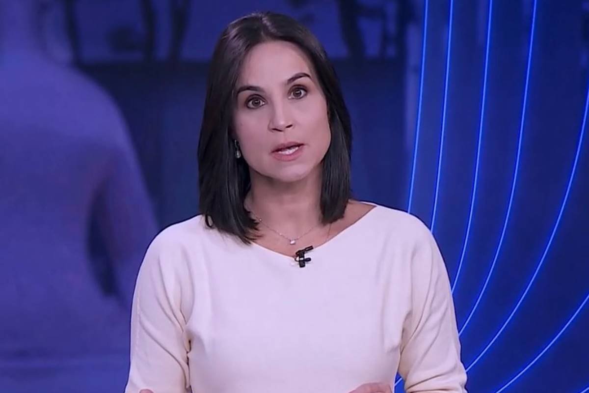 Foto colorida de Flávia Alvarenga de cabelo solto, durante jornal - Metrópoles